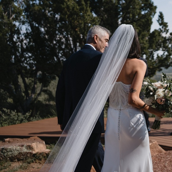STUNNING Klienfeld veil with beautiful pearl details (retail $800) - Picture 5 of 5